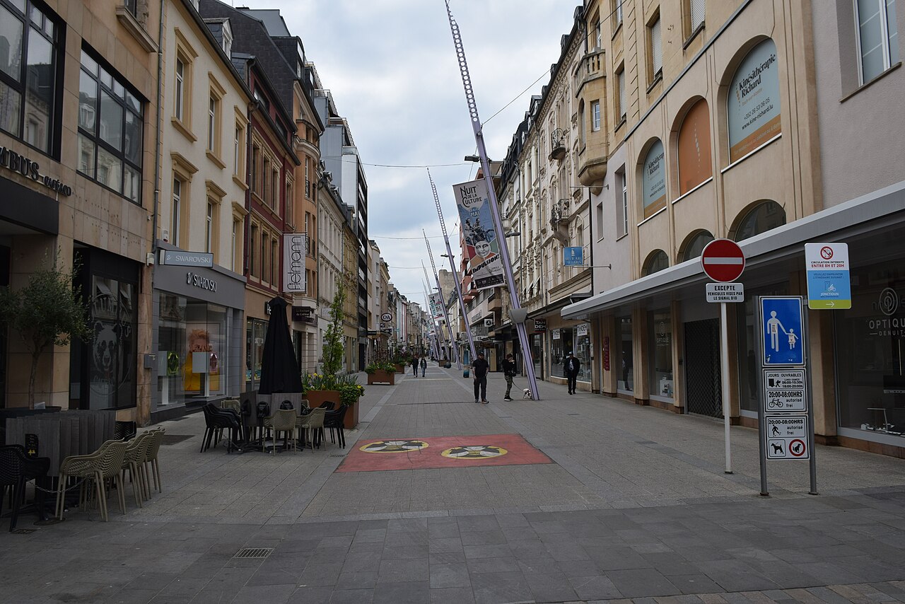 La rue de l’Alzette à Esch-sur-Alzette, rue piétonne bordée de commerces.