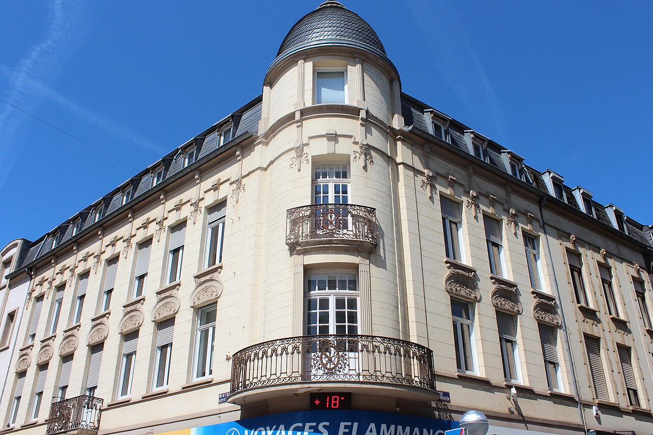 Immeuble d’angle Belle Époque au 60, rue de l’Alzette, avec une tourelle à dôme.
